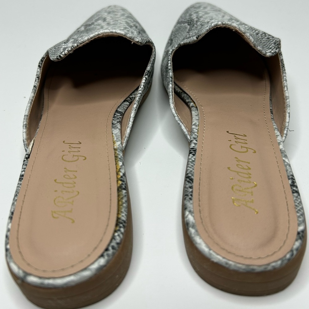 A Rider Girl Grey & White Snake Print Pointed Toe Slip On Mule Flats Size 10 M - Picture 10 of 11